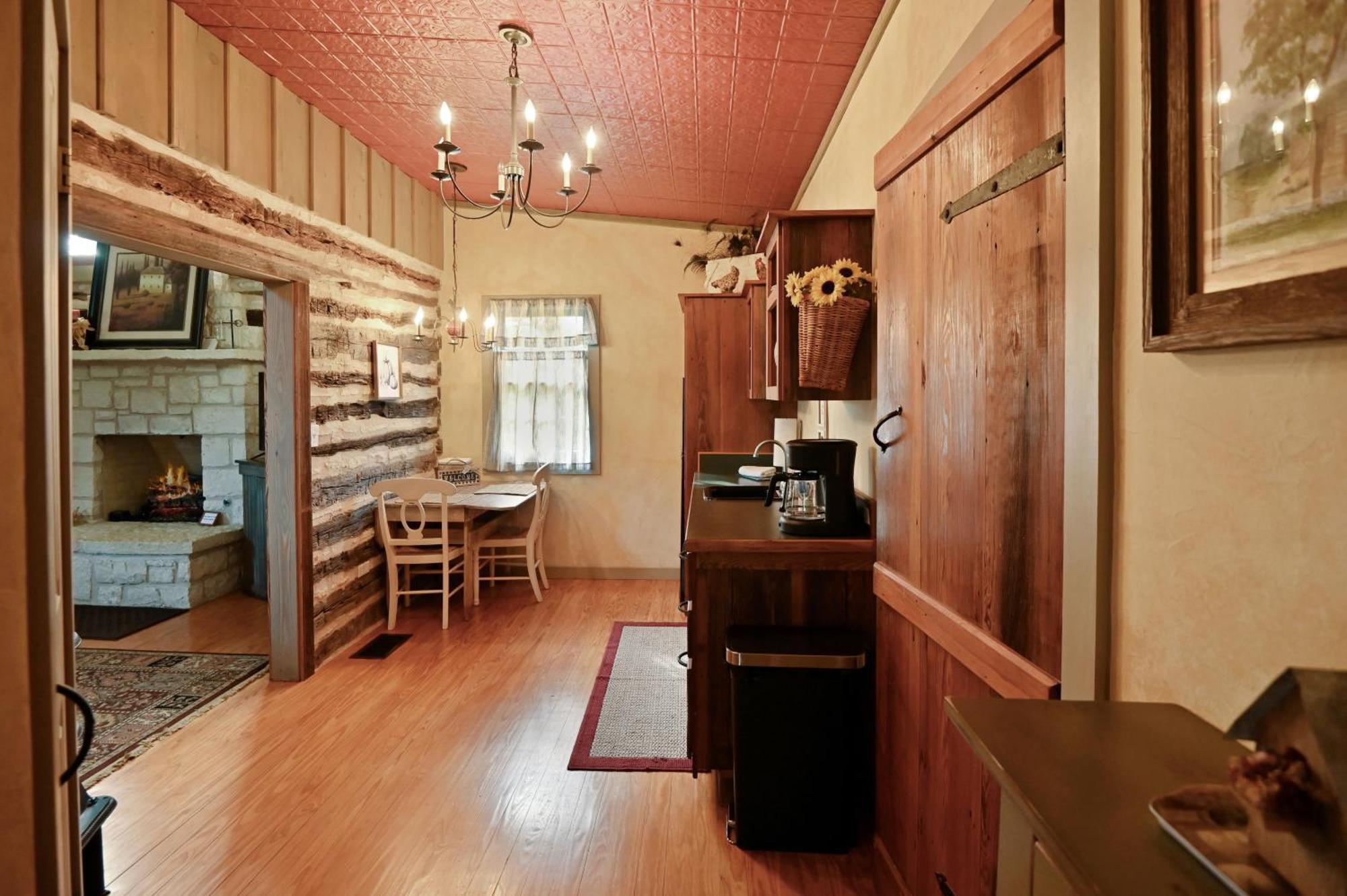 Cabins On Knopp School-Chula Vista Cabin Фредериксбург Екстериор снимка