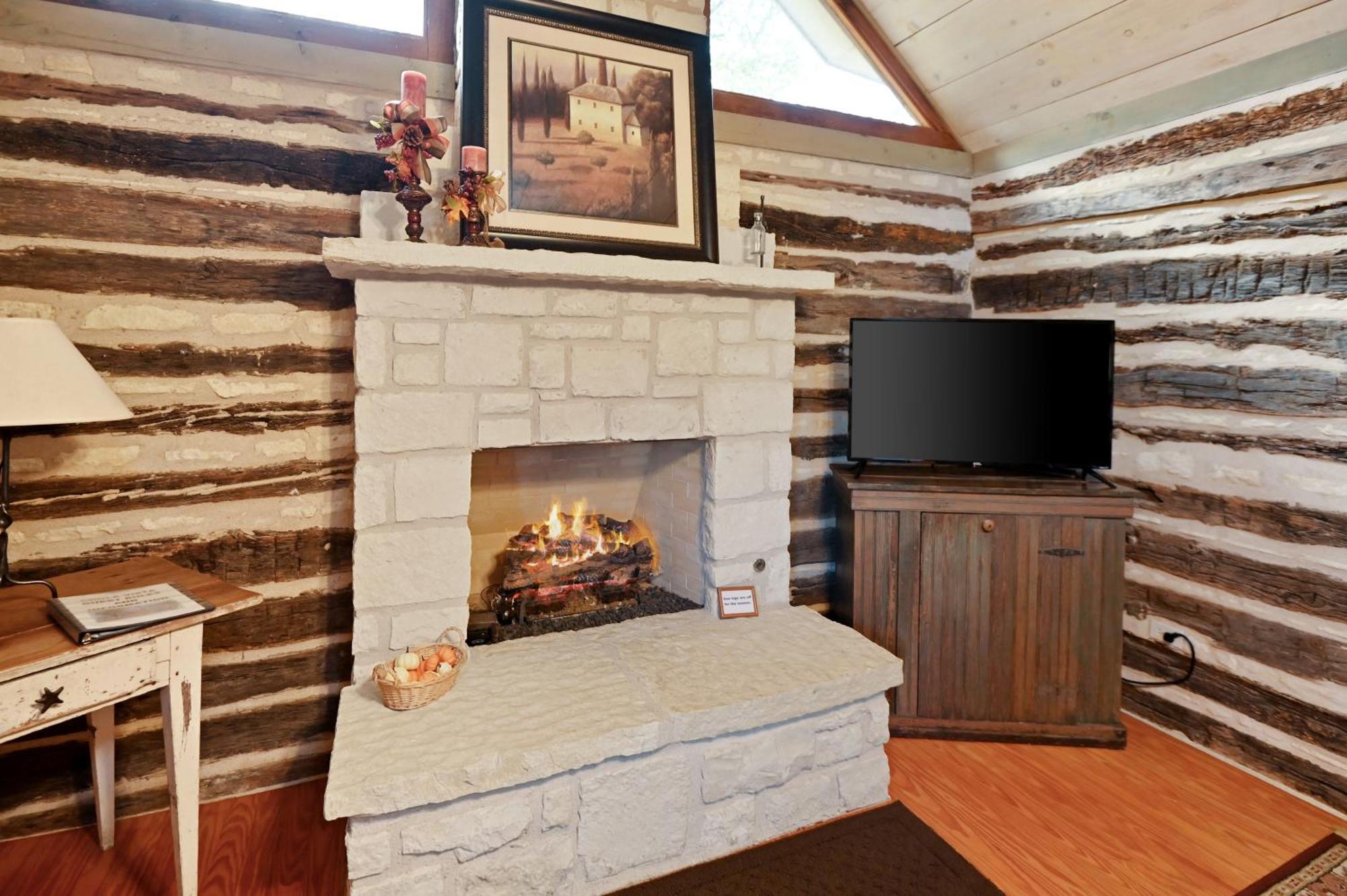 Cabins On Knopp School-Chula Vista Cabin Фредериксбург Екстериор снимка