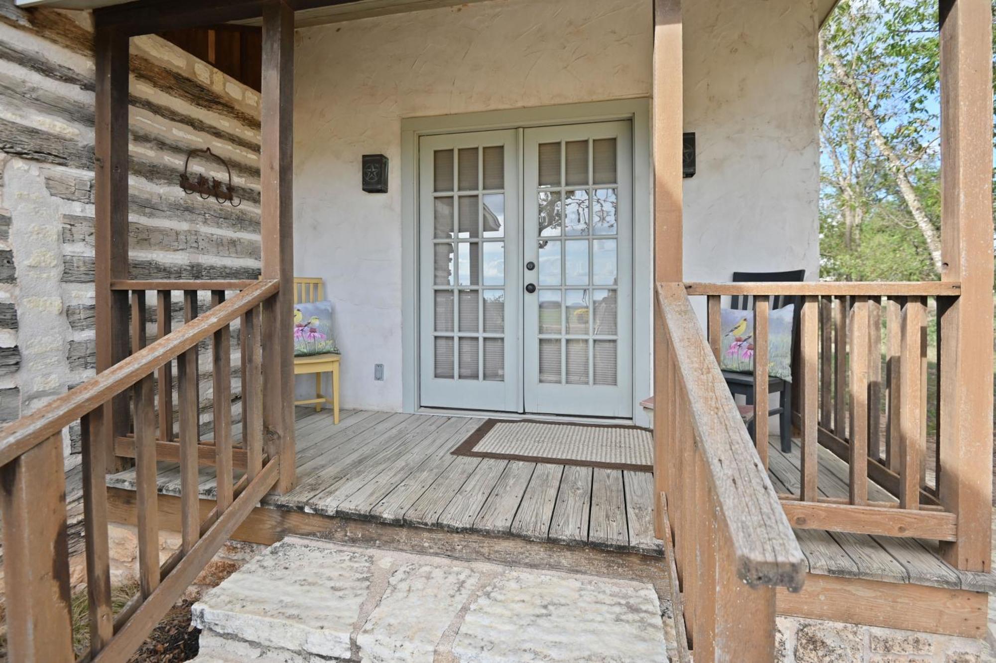 Cabins On Knopp School-Chula Vista Cabin Фредериксбург Екстериор снимка