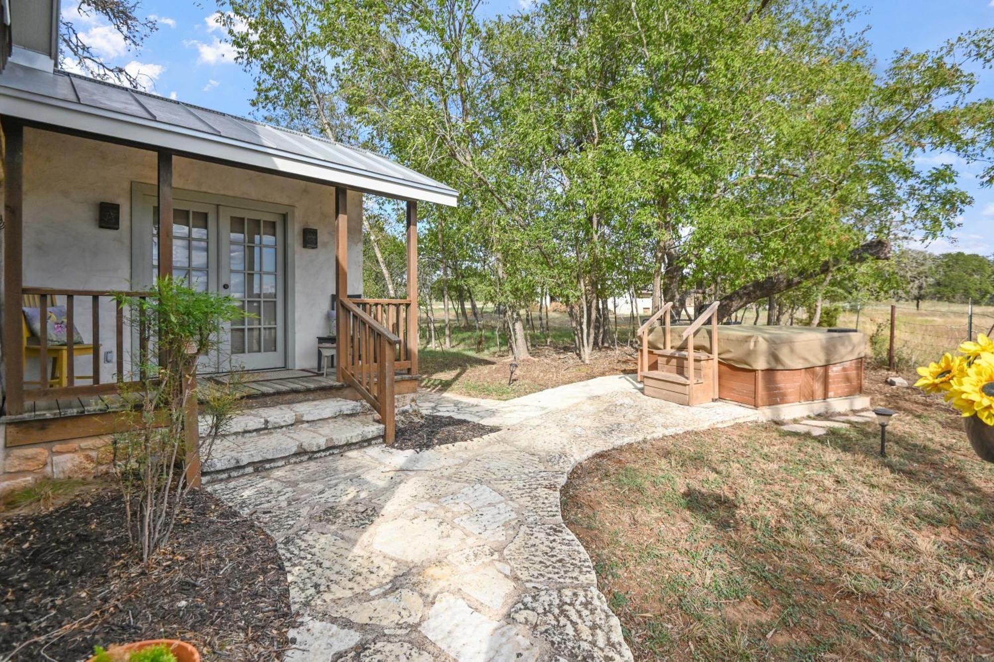 Cabins On Knopp School-Chula Vista Cabin Фредериксбург Екстериор снимка